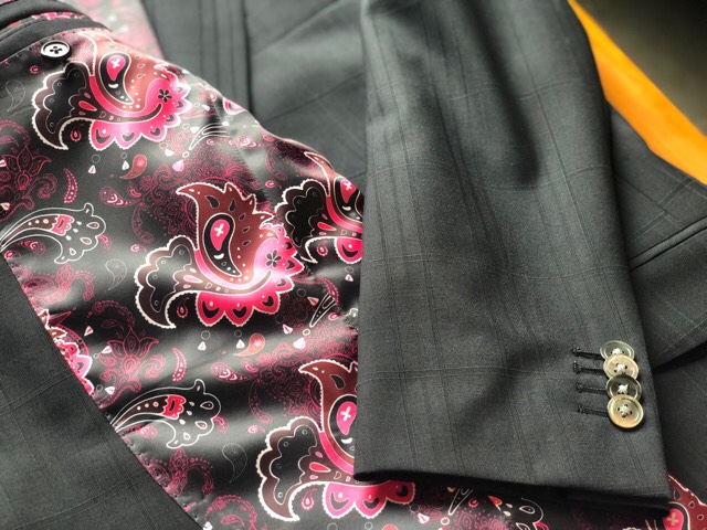 久々に 黒のスーツはよく映えます 華やかな裏地 四条烏丸 京都のオーダースーツ シャツのvoga ヴォーガ